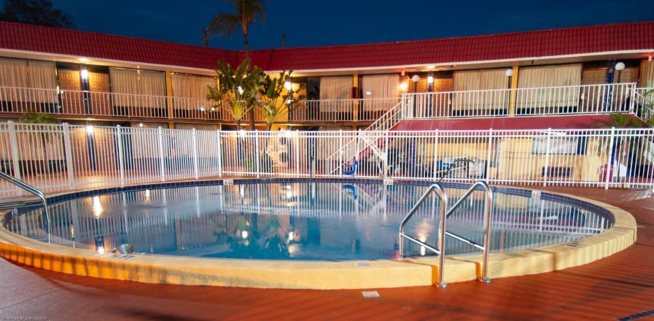 Express Inn & Suites - 5 Miles From St Petersburg Clearwater Airport Exterior foto